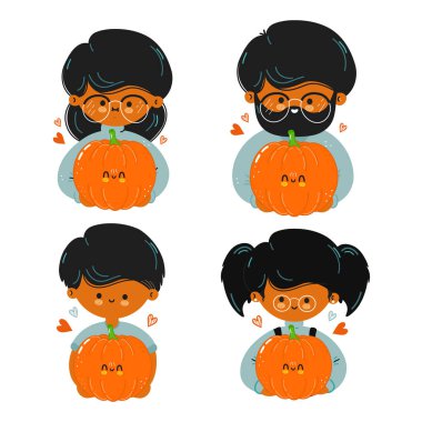 Sevimli komik aile balkabağını elinde tutuyor. Aile kucaklaşması tatlı balkabağı. Beyaz arkaplanda izole