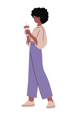 Kahve içen genç afro kadın.