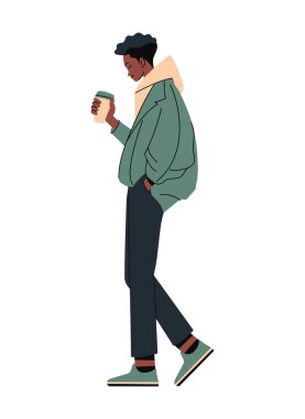 Afro adam yürüyor ve içki içiyor.