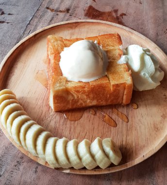 Vanilyalı dondurma ve muzlu ballı tost.