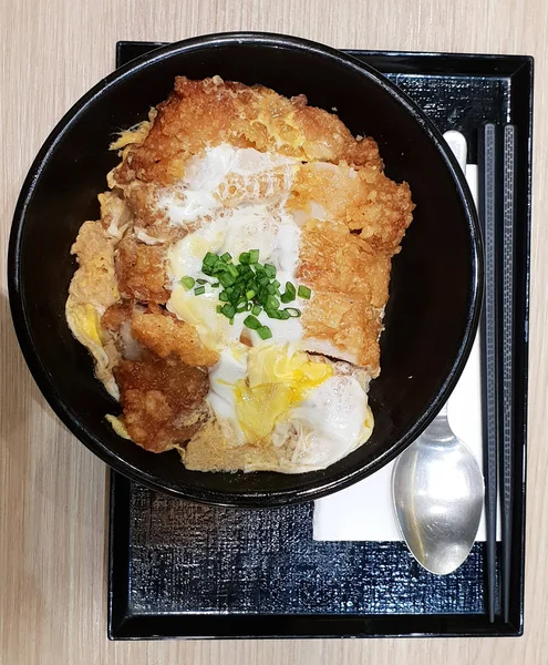 Arroz Cubierto Con Pollo Frito Con Huevo Tazón Comida Japonesa —  Fotos de Stock