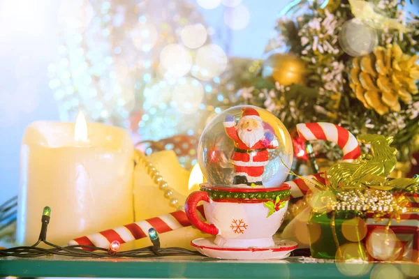 クリスマスキャンドルとサンタ クラスのガラス玉が付いたクリスマスの背景 — ストック写真