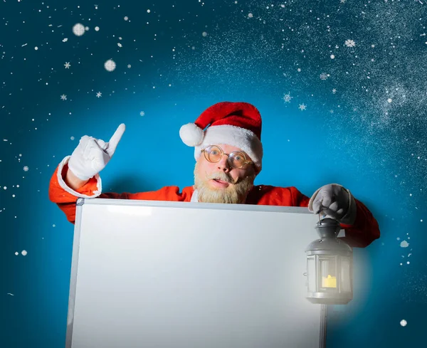 Weihnachtsmann Mit Weißem Transparent Oder Kopierplatz Für Text Frohe Weihnachten — Stockfoto
