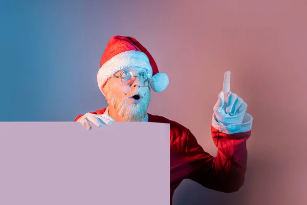 Santa Claus Drží Bílý Prázdný Prapor Nebo Kopírovat Prostor Pro — Stock fotografie