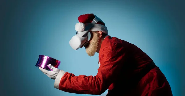 Santa Claus Nosit Helma Gadget Zařízení Sledování Realistické Zkušenosti Držet — Stock fotografie