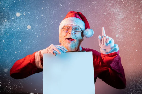 Santa Claus Drží Bílý Prázdný Prapor Nebo Kopírovat Prostor Pro — Stock fotografie