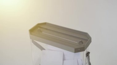 Afrikalı Amerikalının eli oy pusulasını siyasi seçim kutusuna attı