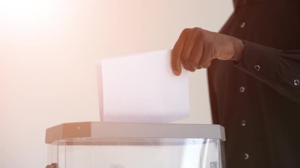 Hand Eines Afroamerikaners Wirft Den Stimmzettel Die Wahlurne — Stockvideo