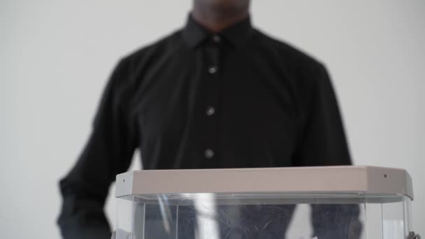 Afroamerikaner Wirft Den Stimmzettel Die Wahlurne — Stockvideo