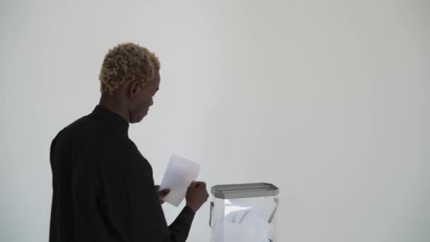 Afrika Amerika Menjatuhkan Surat Suara Dalam Kotak Pemilihan Politik — Stok Video