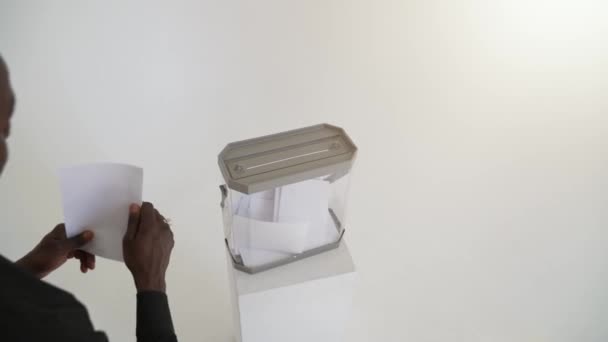 아프리카계 미국인은 상자에 투표권을 뜨립니다 — 비디오
