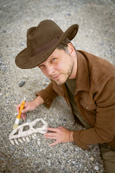 Paleontologist Archaeologist Unearths Bones Dinosaur Skull — Stock Photo, Image