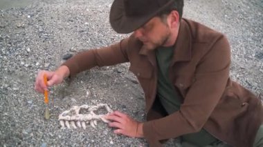 Arkeolog paleontolog, dinozor kafatasını yakından inceledi