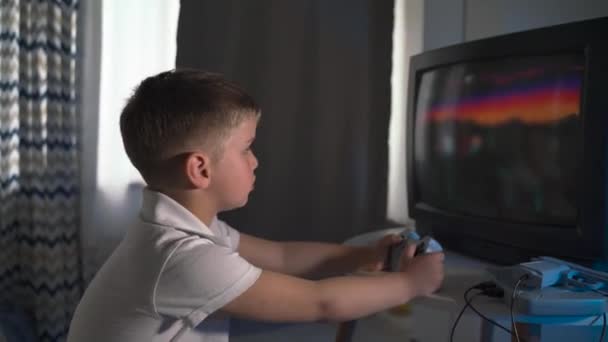 レトロなテレビでビデオゲームをしている子供の男の子8ビットコンソール — ストック動画