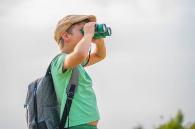 komik çocuk dürbünlü küçük turist çocuk