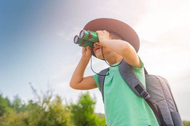 komik çocuk dürbünlü küçük turist çocuk