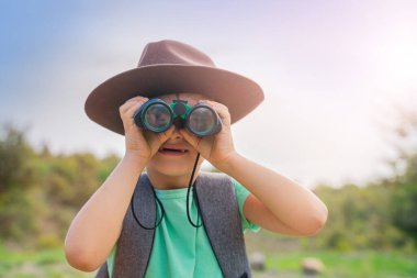 komik çocuk dürbünlü küçük turist çocuk