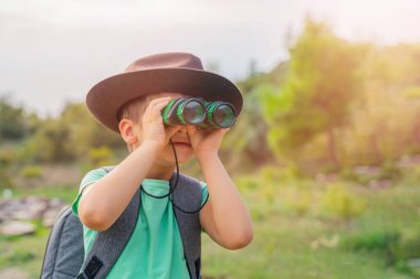komik çocuk dürbünlü küçük turist çocuk
