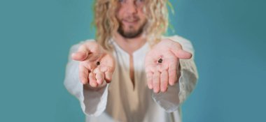 İsa 'nın ellerinde çarmıha gerildikten sonra oluşan yara izleri var.