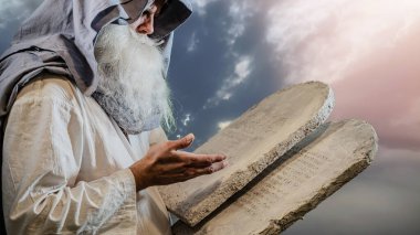 Eski Ahit 'in İncil peygamberi Musa on emirle birlikte tabletleri tutuyor.