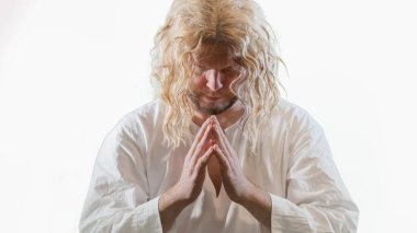 Yüce İsa beyaz bir arka planda dua ediyor