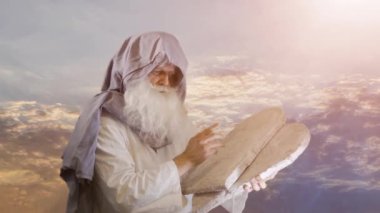 Eski Ahit 'in İncil peygamberi Musa on emirle birlikte tabletleri tutuyor.