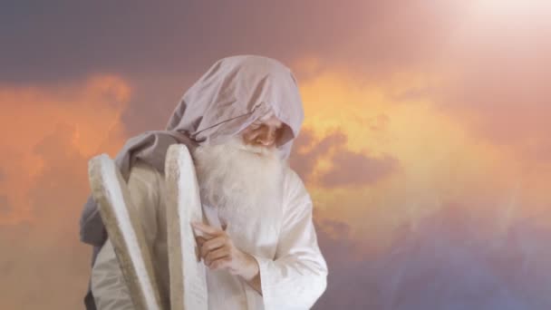 旧約聖書の預言者モーセは 十戒のタブレットを保持しています — ストック動画