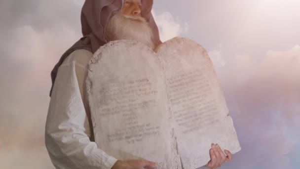 Προφήτης Της Παλαιάς Διαθήκης Μωυσής Κρατά Τις Πλάκες Τις Δέκα — Αρχείο Βίντεο