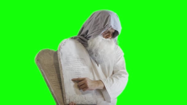 Starozákonní Biblický Prorok Mojžíš Drží Desky Deseti Přikázáními Zeleném Pozadí — Stock video