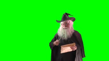 Yeşil arka planda komik yaşlı büyücü.