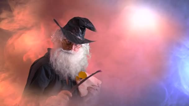 Смішний Старий Чарівник Чарівник Робить Магію Чарівну Паличку — стокове відео