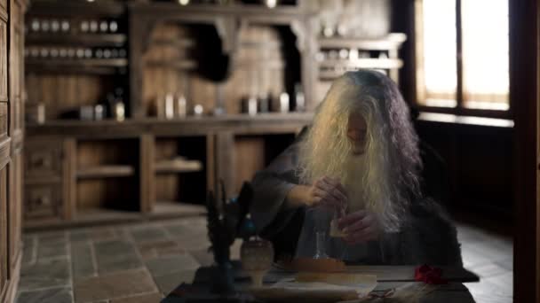 Vieil Alchimiste Dans Atelier Médiéval Laboratoire Chimique — Video