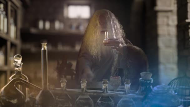 Vieil Alchimiste Dans Atelier Médiéval Laboratoire Chimique — Video