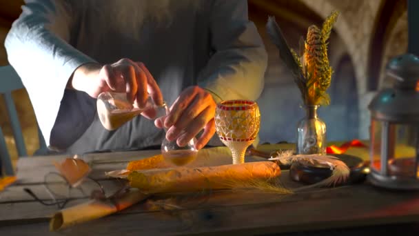 Table Alchimiste Ses Mains Gros Plan Dans Atelier Laboratoire Chimique — Video