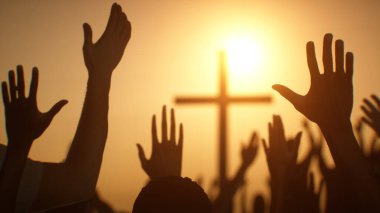 Hristiyan haçı silueti. Dua eden insanların elleri 3D yapıyor. 