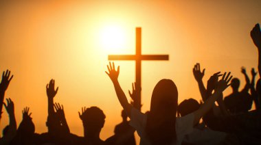 Hristiyan haçı silueti. Dua eden insanların elleri 3D yapıyor. 
