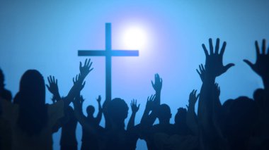 Hristiyan haçı silueti. Dua eden insanların elleri 3D yapıyor. 