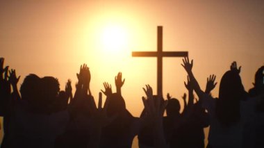 Hristiyan haçı silueti. Dua eden insanların elleri 3D yapıyor. 