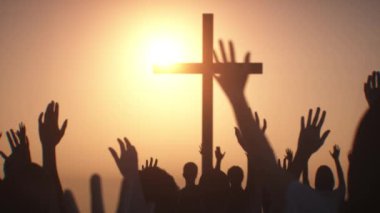 Hristiyan haçı silueti. Dua eden insanların elleri 3D yapıyor. 