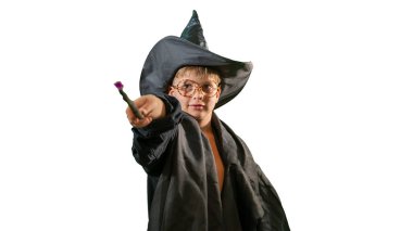 Beyaz arka planda Cadılar Bayramı kostümü giymiş sihirli değneği olan büyücü bir çocuk. 