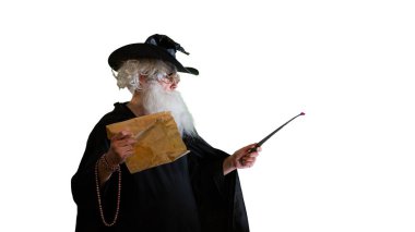 Büyücü yaşlı adam beyaz arka planda sihirli değnekle büyü yapıyor.