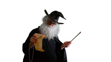 Büyücü yaşlı adam beyaz arka planda sihirli değnekle büyü yapıyor.