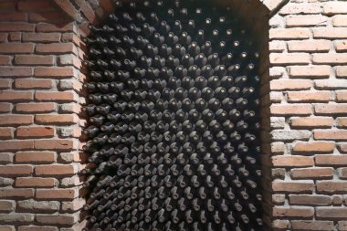 Şarap mahzeni arka planında şarap şişeleri