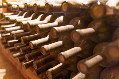 Şarap mahzeni arka planında şarap şişeleri