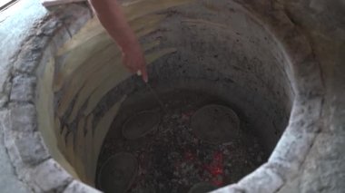 Gürcü yaşlı kadın, ulusal ekmek ve ekmek üreten antik bir köy fırınında