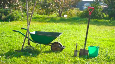 Bahçe Aletleri ve El Arabası Yeşil Çimlerde - Arka bahçede Tırmık, Kürek, Kürek ve Kova 