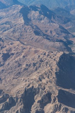 Çölün engebeli dağ sıralarının dramatik tepeleri ve vadileriyle hava manzarası