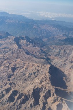 Çölün engebeli dağ sıralarının dramatik tepeleri ve vadileriyle hava manzarası