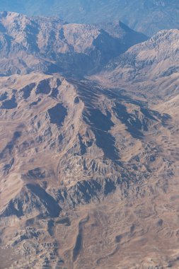 Çölün engebeli dağ sıralarının dramatik tepeleri ve vadileriyle hava manzarası