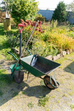 Bahçe Aletleri ve El Arabası Yeşil Çimlerde - Arka bahçede Tırmık, Kürek, Kürek ve Kova